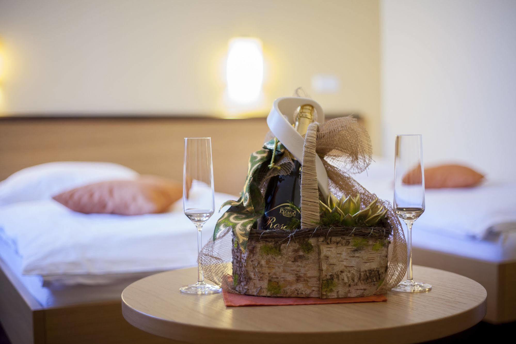 Hotel Bela Krajina メトリカ エクステリア 写真